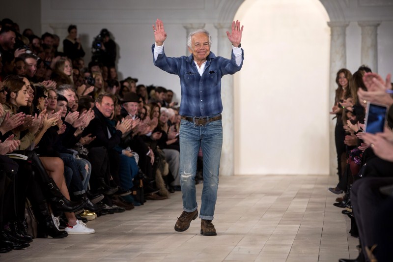 Ralph Lauren steps down as company head 