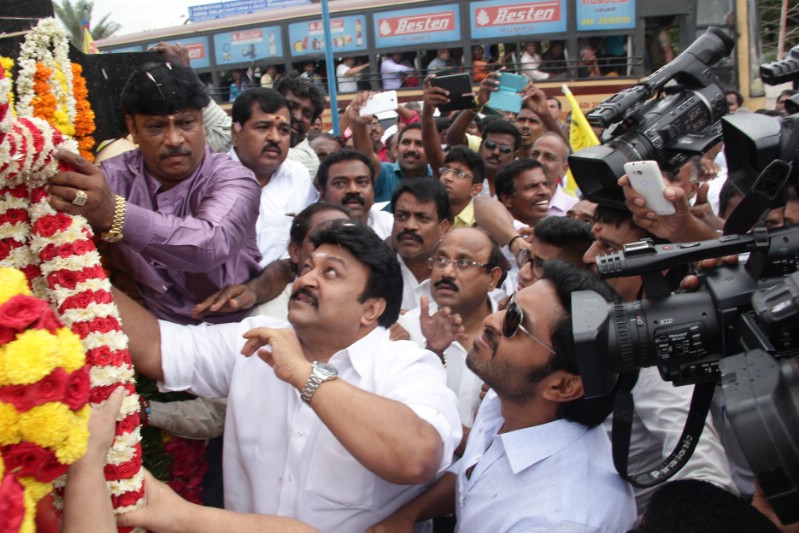 South Indian actor Prabhu and Vikram Prabhu at Shivaji Statue. Prabhu,Vikram Prabhu,Shivaji statue,Shivaji,Shivaji birthday,Shivaji birthday celebration,Shivaji birthday pics