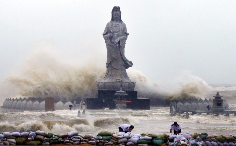 Typhoon Dujuan hit a river bank in Hangzhou, Zhejiang province, China. Chaos as typhoon Dujuan strikes mainland China,Dujuan strikes mainland China,typhoon Dujuan,Chaos as typhoon Dujuan,Zhejiang,Typhoon Dujuan hit