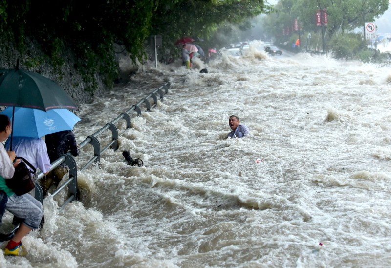 Typhoon Dujuan hit a river bank in Hangzhou, Zhejiang province, China. Chaos as typhoon Dujuan strikes mainland China,Dujuan strikes mainland China,typhoon Dujuan,Chaos as typhoon Dujuan,Zhejiang,Typhoon Dujuan hit