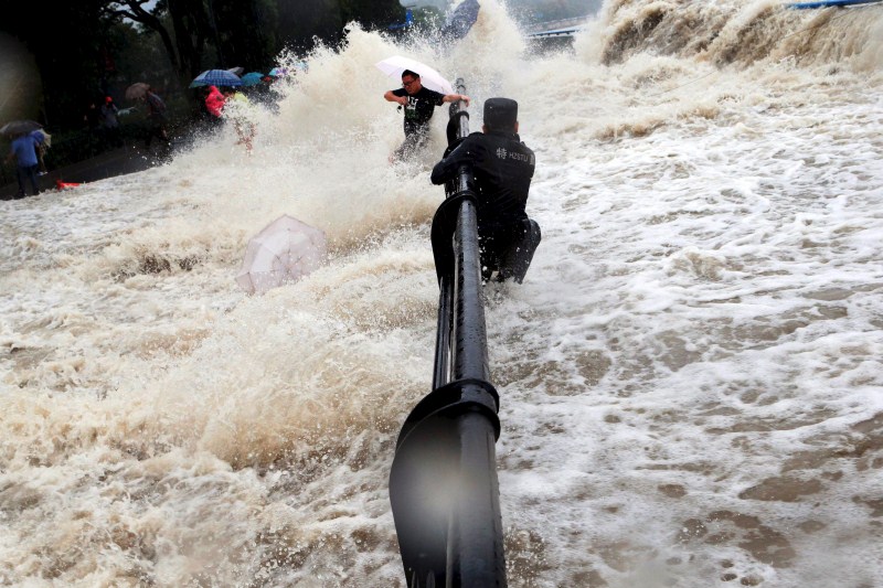 Typhoon Dujuan hit a river bank in Hangzhou, Zhejiang province, China. Chaos as typhoon Dujuan strikes mainland China,Dujuan strikes mainland China,typhoon Dujuan,Chaos as typhoon Dujuan,Zhejiang,Typhoon Dujuan hit