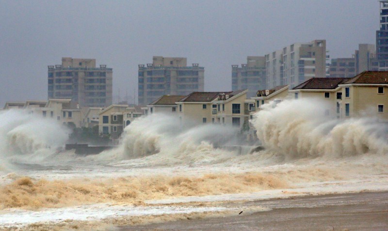 Typhoon Dujuan hit a river bank in Hangzhou, Zhejiang province, China. Chaos as typhoon Dujuan strikes mainland China,Dujuan strikes mainland China,typhoon Dujuan,Chaos as typhoon Dujuan,Zhejiang,Typhoon Dujuan hit