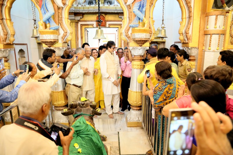 Bollywood actor Amitabh Bachchan recently visited Mankeshwar Mandal's Lord Ganpati Pandal and Rajesh Yadav's (Managing Director and Chief Financial Officer of AB Corp Limited) House at Byculla. Amitabh Bachchan,actor Amitabh Bachchan,Amitabh Bachchan visits Mankeshwar Mandal's Lord Ganpati Pandal at Byculla,Mankeshwar Mandal's Lord Ganpati Pandal at Byculla,Lord Ganpati Pandal at Byculla,Lord Ganpati Pandal