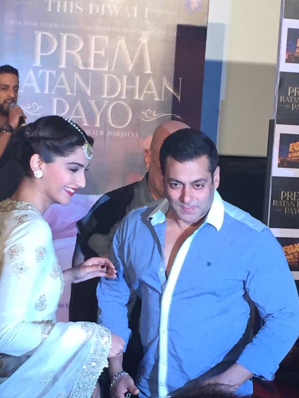 Bollywood actor Salman Khan and Sonam Kapoor at Prem Ratan Dhan Payo Trailer Launch. Prem Ratan Dhan Payo,Salman Khan,Sonam Kapoor,Prem Ratan Dhan Payo Trailer Launch,Prem Ratan Dhan Payo Trailer,Salman Khan and Sonam Kapoor,Prem Ratan Dhan Payo Trailer Launch pics,Prem Ratan Dhan Payo Trailer Launch images,Prem Ratan Dhan Payo Trailer La