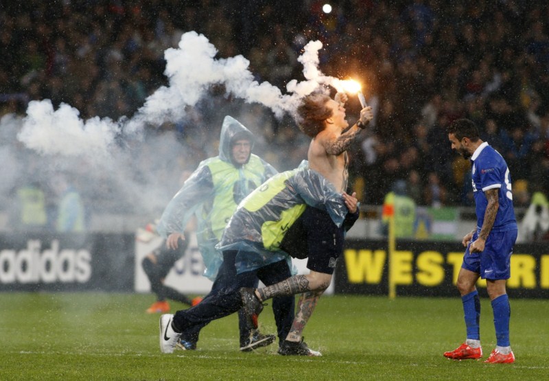 Here are Top 10 Craziest Pitch Invaders. Craziest Pitch Invaders,Pitch Invaders,funny Pitch Invaders,Pitch Invaders during football,funny,funny peoples,crazy peoples