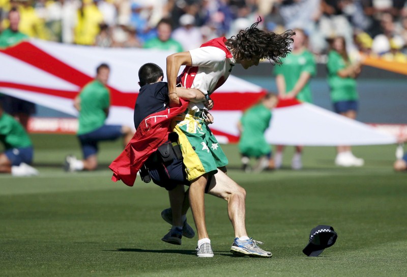 Here are Top 10 Craziest Pitch Invaders. Craziest Pitch Invaders,Pitch Invaders,funny Pitch Invaders,Pitch Invaders during football,funny,funny peoples,crazy peoples
