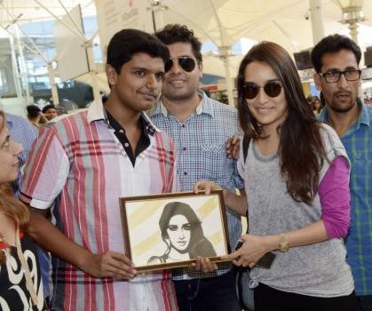 Bollywood actress Shraddha Kapoor receives a warm welcome from her fan at Mumbai Airport.
