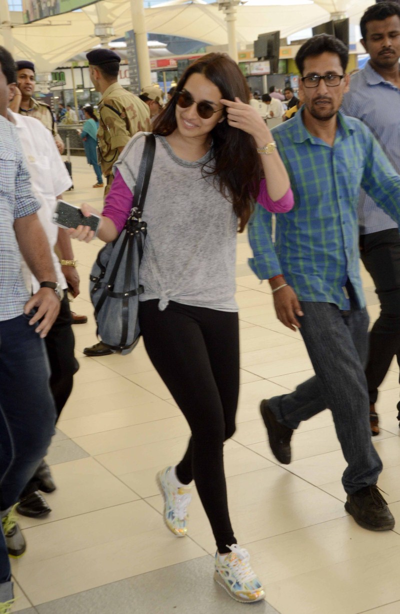 Bollywood actress Shraddha Kapoor receives a warm welcome from her fan at Mumbai Airport. Shraddha Kapoor,actress Shraddha Kapoor,bollywood actress Shraddha Kapoor,Shraddha Kapoor Spotted at Domestic Airport,Shraddha Kapoor at Domestic Airport