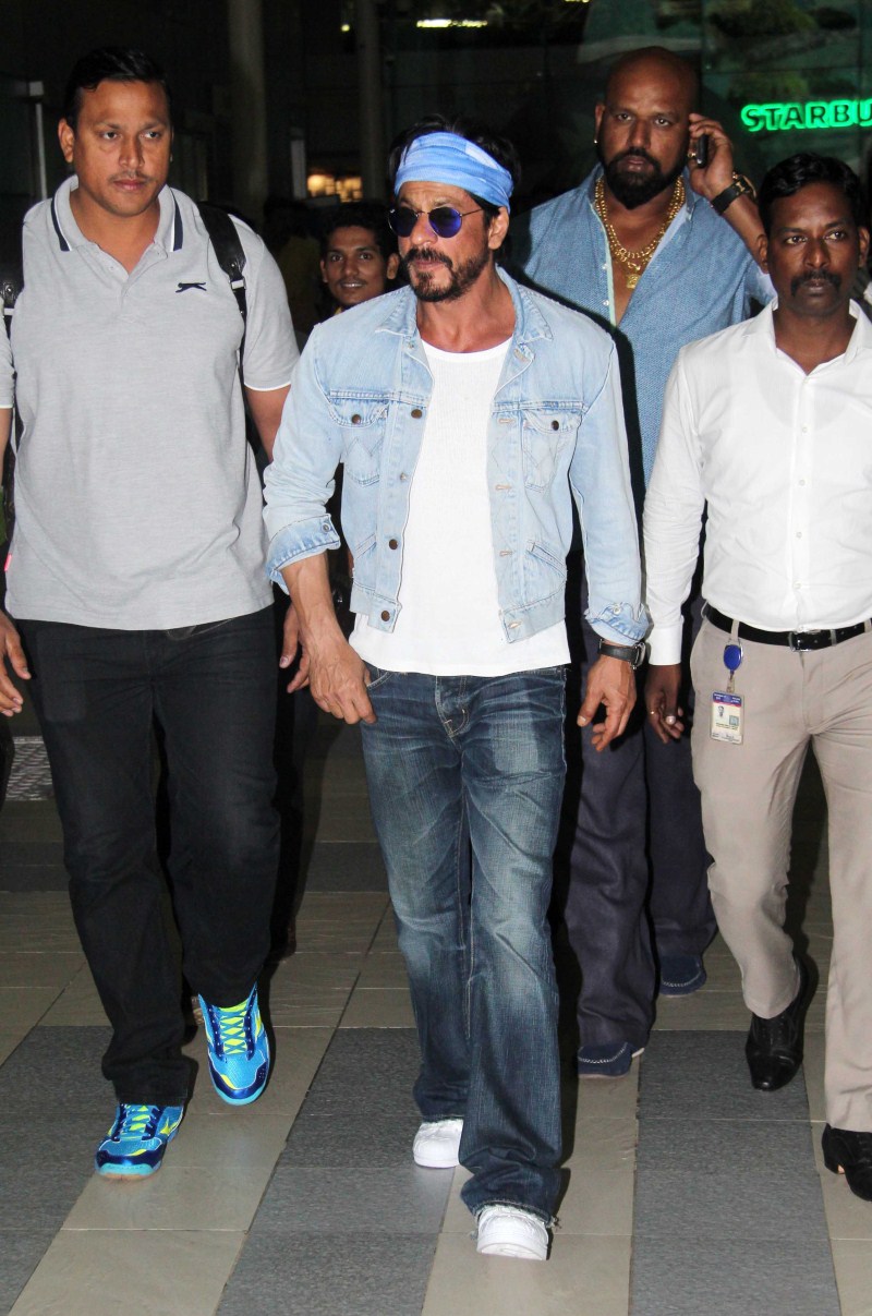 Bollywood actor Shah Rukh Khan returns post shooting for 'Dilwale' to celebrate Gauri Khan's birthday in Mumbai. Shah Rukh Khan,Shahrukh Khan,SRK,Dilwale,Gauri Khan,Gauri Khan birthday,Gauri Khan birthday celebration,Shah Rukh Khan at Gauri Khan birthday,Shah Rukh Khan at Gauri Khan birthday celebration
