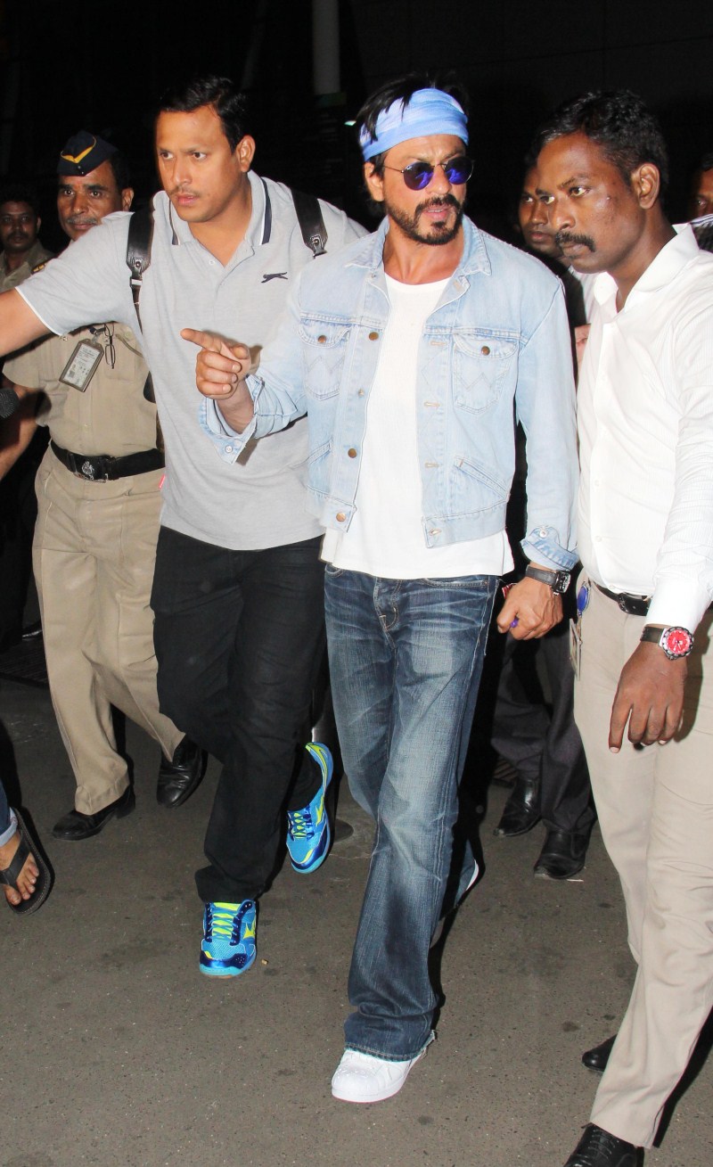 Bollywood actor Shah Rukh Khan returns post shooting for 'Dilwale' to celebrate Gauri Khan's birthday in Mumbai. Shah Rukh Khan,Shahrukh Khan,SRK,Dilwale,Gauri Khan,Gauri Khan birthday,Gauri Khan birthday celebration,Shah Rukh Khan at Gauri Khan birthday,Shah Rukh Khan at Gauri Khan birthday celebration