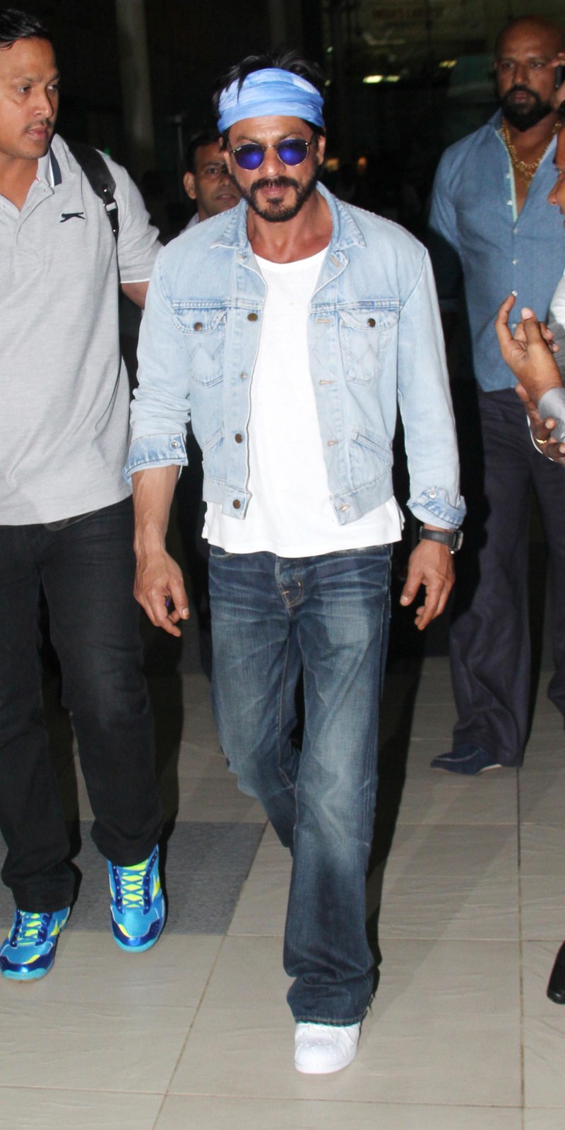 Bollywood actor Shah Rukh Khan returns post shooting for 'Dilwale' to celebrate Gauri Khan's birthday in Mumbai. Shah Rukh Khan,Shahrukh Khan,SRK,Dilwale,Gauri Khan,Gauri Khan birthday,Gauri Khan birthday celebration,Shah Rukh Khan at Gauri Khan birthday,Shah Rukh Khan at Gauri Khan birthday celebration