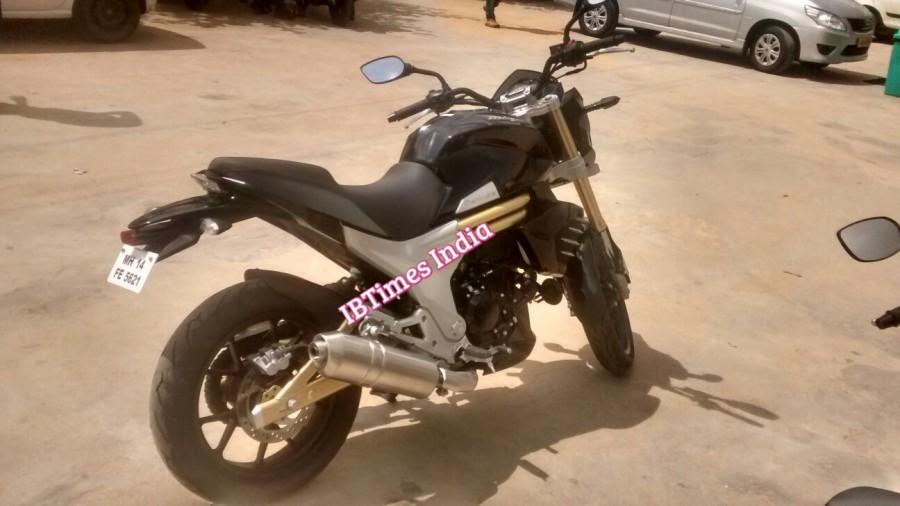 Mahindra Mojo will come with LED daytime-running lights, new fuel tank, Pirelli Sport Demon tyres mounted on Y-spoke black alloy wheels and LED tail light. Mahindra Mojo,Mahindra Mojo photos,Mahindra Mojo features,mahindra mojo specifications,Mahindra Mojo booking,mahindra mojo bikes,mahindra mojo 300 price,Mahindra Mojo colours,Mahindra Mojo top speed