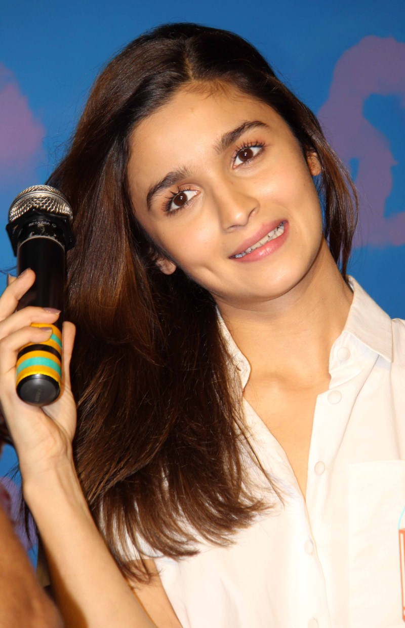Shaandaar is an upcoming Indian romantic comedy film, directed by Vikas Bahl and produced by Karan Johar. Shahid Kapoor and Alia Bhatt in the lead role. Shaandaar,Shahid Kapoor,Alia Bhatt,Shahid Kapoor and Alia Bhatt,Neend Na Mujhko Aaye,Neend Na Mujhko Aaye song