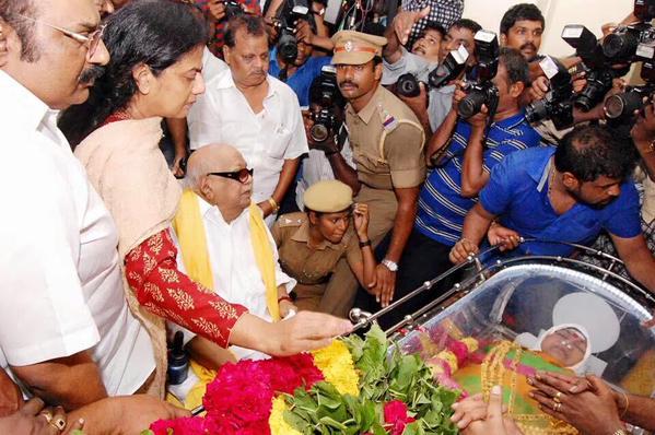 The legendary Actress Aachi Manorama passed away. The entire South cinema artists pay their last respect to her. Most of the actors and actress have already come and done last respect to her including Rajinikanth, Vijay, Vishal, Karthi, Sivakumar, Karunanidhi, Jayalalithaa, Prasanna, Sneha and others. Rajinikanth,Karthi,Vishal,'Aachi' Manorama,Manorama,actress manorama passed away,Manorama dead,celebs pays last respect to 'Aachi' Manorama,celebs pays last respect to Manorama,Jayalalithaa