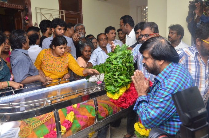 The legendary Actress Aachi Manorama passed away. The entire South cinema artists pay their last respect to her. Most of the actors and actress have already come and done last respect to her including Rajinikanth, Vijay, Vishal, Karthi, Sivakumar, Karunanidhi, Jayalalithaa, Prasanna, Sneha and others. Rajinikanth,Karthi,Vishal,'Aachi' Manorama,Manorama,actress manorama passed away,Manorama dead,celebs pays last respect to 'Aachi' Manorama,celebs pays last respect to Manorama,Jayalalithaa