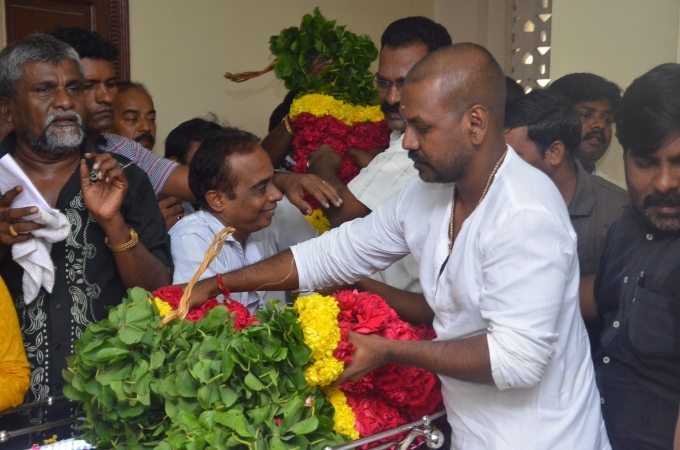 The legendary Actress Aachi Manorama passed away. The entire South cinema artists pay their last respect to her. Most of the actors and actress have already come and done last respect to her including Rajinikanth, Vijay, Vishal, Karthi, Sivakumar, Karunanidhi, Jayalalithaa, Prasanna, Sneha and others. Rajinikanth,Karthi,Vishal,'Aachi' Manorama,Manorama,actress manorama passed away,Manorama dead,celebs pays last respect to 'Aachi' Manorama,celebs pays last respect to Manorama,Jayalalithaa