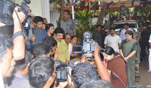 The legendary Actress Aachi Manorama passed away. The entire South cinema artists pay their last respect to her. Most of the actors and actress have already come and done last respect to her including Rajinikanth, Vijay, Vishal, Karthi, Sivakumar, Karunanidhi, Jayalalithaa, Prasanna, Sneha and others. Rajinikanth,Karthi,Vishal,'Aachi' Manorama,Manorama,actress manorama passed away,Manorama dead,celebs pays last respect to 'Aachi' Manorama,celebs pays last respect to Manorama,Jayalalithaa