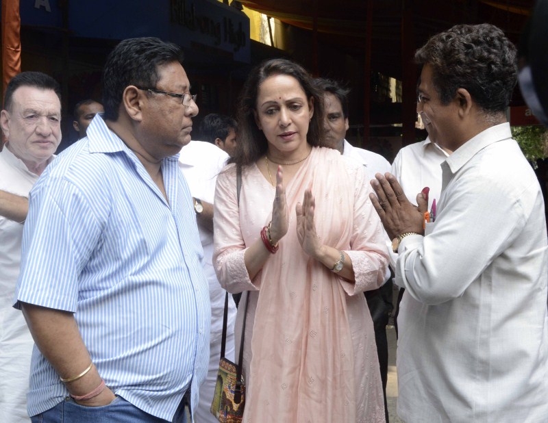 Ravindra Jain, 71, passed away due to multi-organ failure on Friday (9 October). Members of film and music fraternity and bid a tearful farewell to their beloved music composer Ravindra Jain. Hema Malini, Udit Narayan and Priya Dutt and others attend the event. Ravindra Jain funeral,Hema Malini,Priya Dutt,Hema Malini at Ravindra Jain's funeral,Ravindra Jain,Ravindra Jain funeral pics,Ravindra Jain funeral images,Ravindra Jain funeral photos,Ravindra Jain funeral pictures