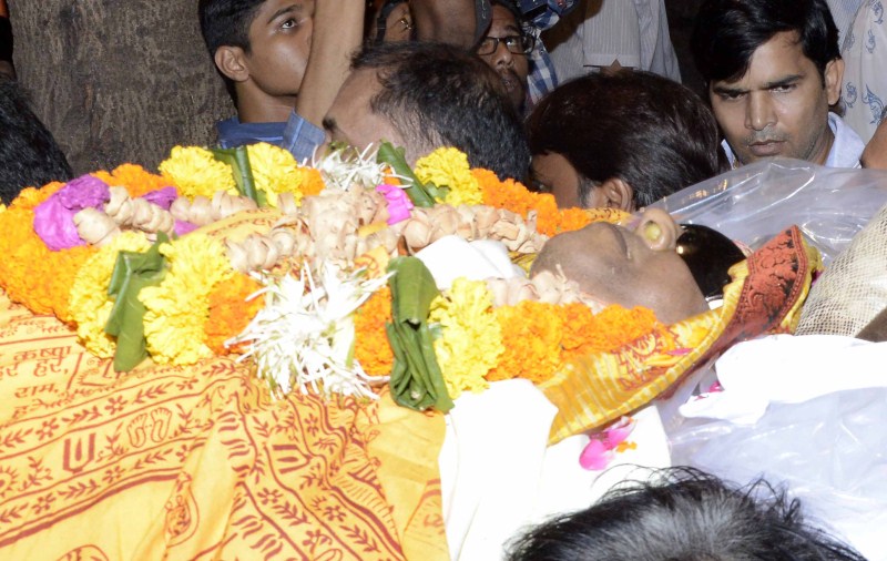 Ravindra Jain, 71, passed away due to multi-organ failure on Friday (9 October). Members of film and music fraternity and bid a tearful farewell to their beloved music composer Ravindra Jain. Hema Malini, Udit Narayan and Priya Dutt and others attend the event. Ravindra Jain funeral,Hema Malini,Priya Dutt,Hema Malini at Ravindra Jain's funeral,Ravindra Jain,Ravindra Jain funeral pics,Ravindra Jain funeral images,Ravindra Jain funeral photos,Ravindra Jain funeral pictures