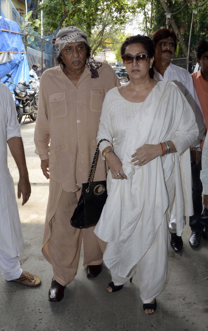 Ravindra Jain, 71, passed away due to multi-organ failure on Friday (9 October). Members of film and music fraternity and bid a tearful farewell to their beloved music composer Ravindra Jain. Hema Malini, Udit Narayan and Priya Dutt and others attend the event. Ravindra Jain funeral,Hema Malini,Priya Dutt,Hema Malini at Ravindra Jain's funeral,Ravindra Jain,Ravindra Jain funeral pics,Ravindra Jain funeral images,Ravindra Jain funeral photos,Ravindra Jain funeral pictures