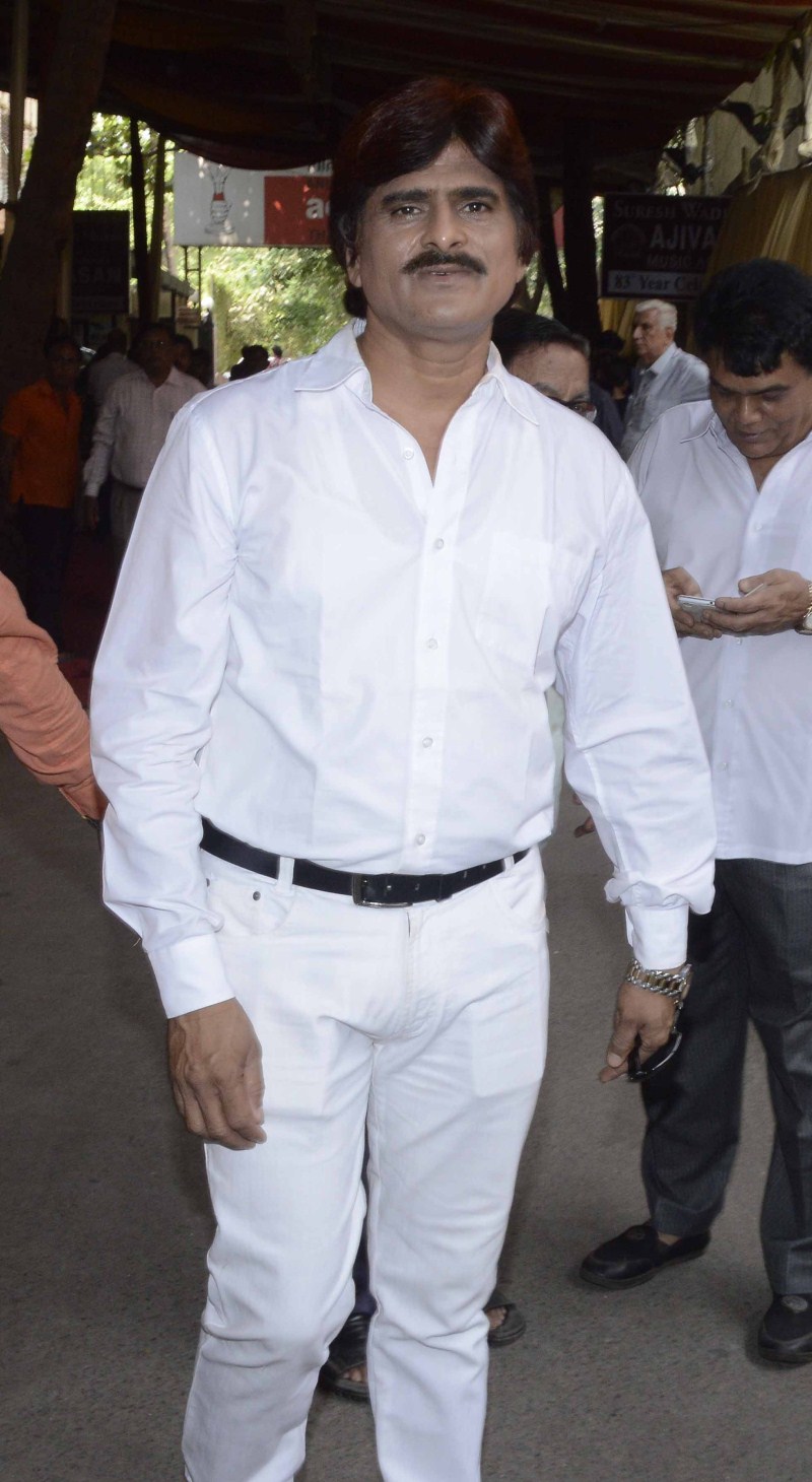 Ravindra Jain, 71, passed away due to multi-organ failure on Friday (9 October). Members of film and music fraternity and bid a tearful farewell to their beloved music composer Ravindra Jain. Hema Malini, Udit Narayan and Priya Dutt and others attend the event. Ravindra Jain funeral,Hema Malini,Priya Dutt,Hema Malini at Ravindra Jain's funeral,Ravindra Jain,Ravindra Jain funeral pics,Ravindra Jain funeral images,Ravindra Jain funeral photos,Ravindra Jain funeral pictures