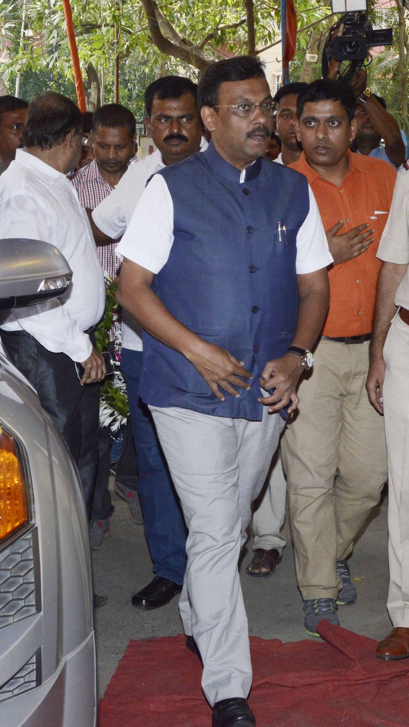 Ravindra Jain, 71, passed away due to multi-organ failure on Friday (9 October). Members of film and music fraternity and bid a tearful farewell to their beloved music composer Ravindra Jain. Hema Malini, Udit Narayan and Priya Dutt and others attend the event. Ravindra Jain funeral,Hema Malini,Priya Dutt,Hema Malini at Ravindra Jain's funeral,Ravindra Jain,Ravindra Jain funeral pics,Ravindra Jain funeral images,Ravindra Jain funeral photos,Ravindra Jain funeral pictures
