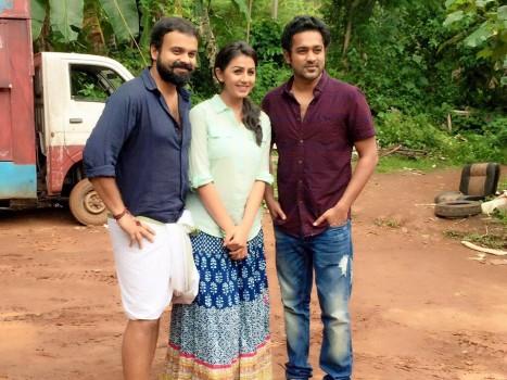 Kunchacko Boban, Nikki Galrani and Asif Ali wrap up the shooting of their upcoming film 'Rajamma ?at Yahoo'.