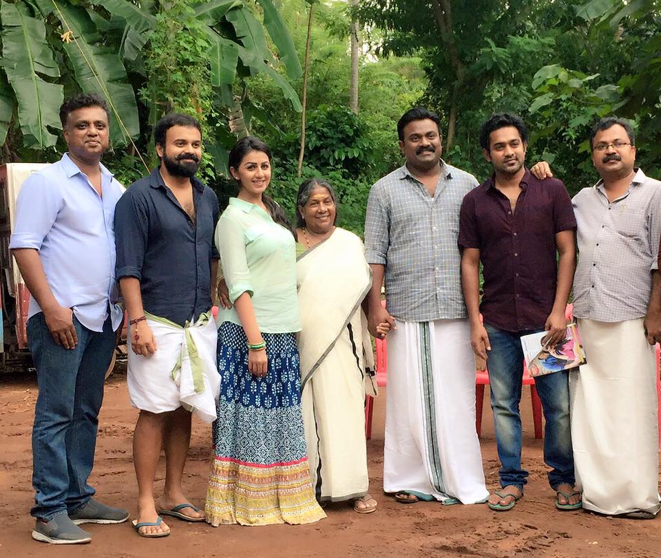 Kunchacko Boban, Nikki Galrani and Asif Ali wrap up the shooting of their upcoming film 'Rajamma ?at Yahoo'. Nikki Galrani,Rajamma ?at Yahoo,Rajamma ?@ Yahoo,Rajamma ?at Yahoo shooting,Rajamma ?at Yahoo film,Kunchacko Boban,asif ali