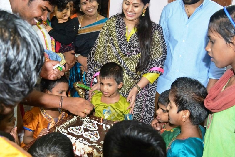 South Indian actress Sneha celebrated her birthday with her husband Prasanna at Arunodhayam Charitable Trust in Kolathur, a home for disabled children in Chennai. Sneha birthday,Sneha,actress Sneha,Sneha and Prasanna,Sneha birthday celebration,Sneha birthday celebration pics,Sneha birthday celebration images,Sneha birthday celebration photos,Sneha birthday celebration pictures