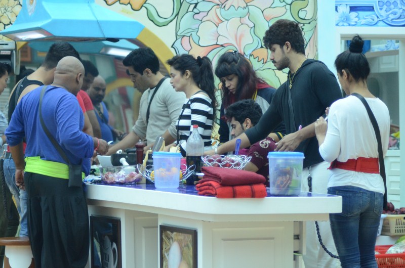 Synopsis form Day 2 in the Bigg Boss Nau house. Bigg Boss 9,Bigg Boss 9 day 2,Bigg Boss,Bigg Boss 2015,Phobia task pictures,Phobia task,salman khan
