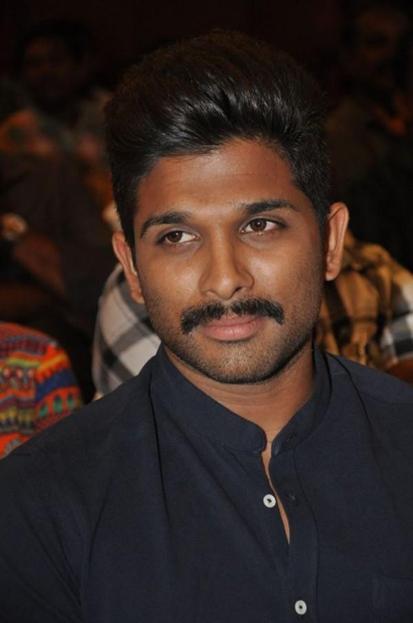 Allu Arjun, Anushka Shetty, Prakash Raj at Rudramadevi Success Meet ...