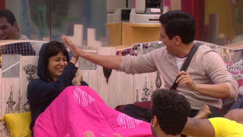 The phobia task continues, gathering momentum, even as Bigg Boss is upping the ante and announcing that the luxury budget will be delegated to the pair who wins the challenge. Bigg Boss 9,Bigg Boss,Bigg Boss 9 day 3,Bigg Boss 9 contestants,Rochelle Rao,Mandana Karimi,luxury budget