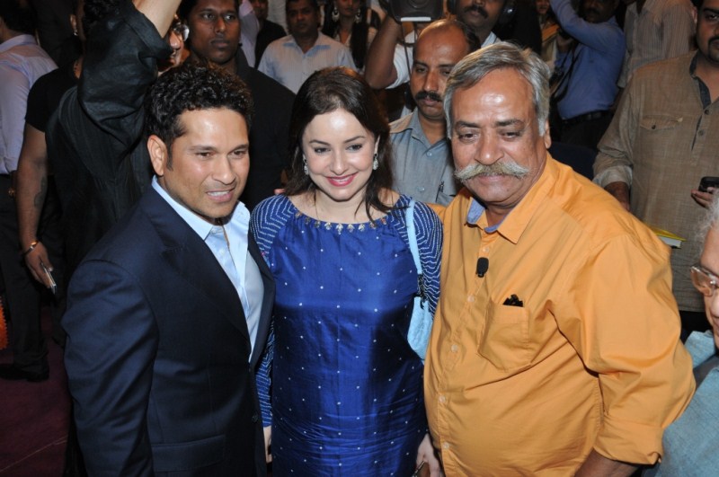 Sachin Tendulkar, Amitabh Bachchan launch Piyush Pandey's book 'Pandeymonium' on 14 October. Sachin Tendulkar,Amitabh Bachchan,Pandeymonium,Pandeymonium book launch,Piyush Pandey,Sachin Tendulkar,Amitabh Bachchan,Sachin Tendulkar and Amitabh Bachchan