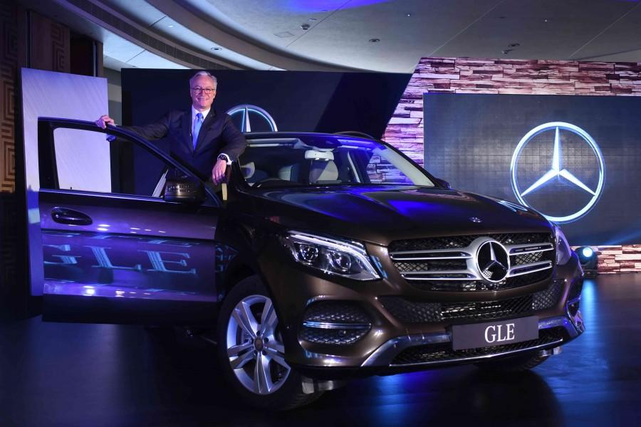 Mercedes-Benz GLE features a new seven-inch Comand infotainment system. Mercedes-Benz India,Mercedes-Benz GLE SUV,Mercedes-Benz GLE SUV price,Mercedes-Benz GLE SUV photos,Mercedes-Benz GLE SUV features,Mercedes-Benz GLE SUV specs