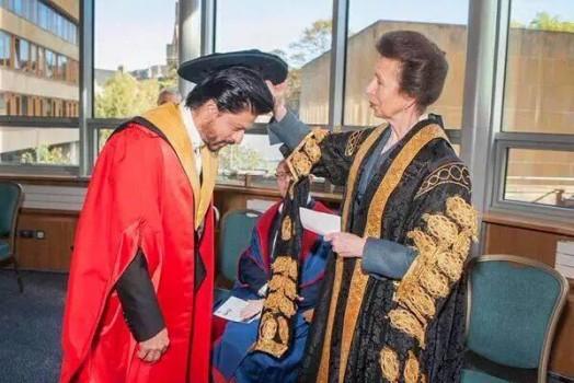 Bollywood Superstar Shah Rukh Khan receives doctorate from the University of Edinburgh.
