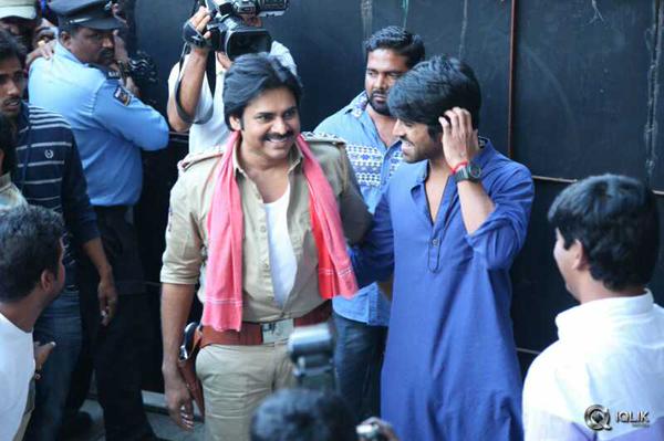 Powerstar Pawan Kalyan met his elder brother Megastar Chiranjeevi. Pawan Kalyan,Pawan Kalyan meets Chiranjeevi,Pawan Kalyan meets Ram Charan Teja,Chiranjeevi,Ram Charan Teja