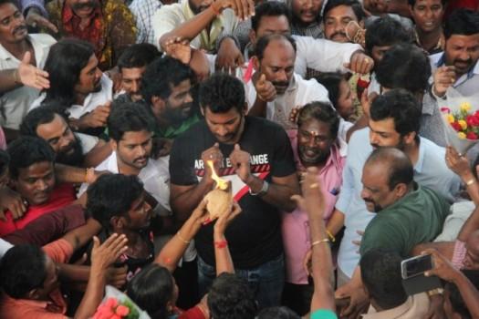 Nadigar Sangam new office bearers Nassar, Vishal, Karthi and Ponvannan handed over the life membership card to senior actress Sachu. The successful team also visited the Nadigar Sangam property and they were given a warm welcome.