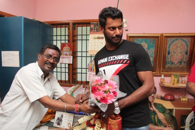 Nadigar Sangam new office bearers Nassar, Vishal, Karthi and Ponvannan handed over the life membership card to senior actress Sachu. The successful team also visited the Nadigar Sangam property and they were given a warm welcome. Vishal,Karthi,Nassar,Nadigar Sangam New Office,Nadigar Sangam,Nadigar Sangam Office,Nadigar Sangam election,Pandavar Ani