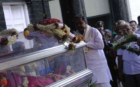 Noted film maker Kikkeri Shamanna Lakshminarayana Swamy (KSL Swamy) popularly know Ravee died on Tuesday. He was 77. Darshan, Siddaramaiah and Others pay Homage to KSL Swamy KSL Swamy,celebs pay homage to KSL Swamy,Darshan,Siddaramaiah