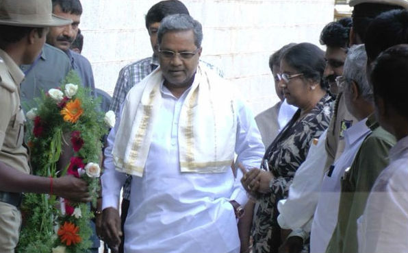 Noted film maker Kikkeri Shamanna Lakshminarayana Swamy (KSL Swamy) popularly know Ravee died on Tuesday. He was 77. Darshan, Siddaramaiah and Others pay Homage to KSL Swamy KSL Swamy,celebs pay homage to KSL Swamy,Darshan,Siddaramaiah