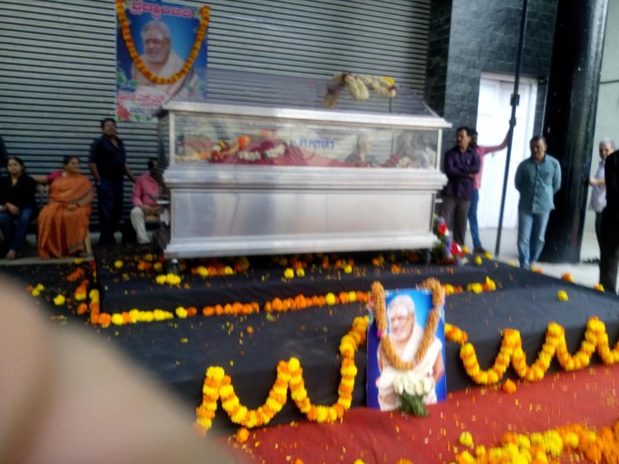 Noted film maker Kikkeri Shamanna Lakshminarayana Swamy (KSL Swamy) popularly know Ravee died on Tuesday. He was 77. Darshan, Siddaramaiah and Others pay Homage to KSL Swamy KSL Swamy,celebs pay homage to KSL Swamy,Darshan,Siddaramaiah