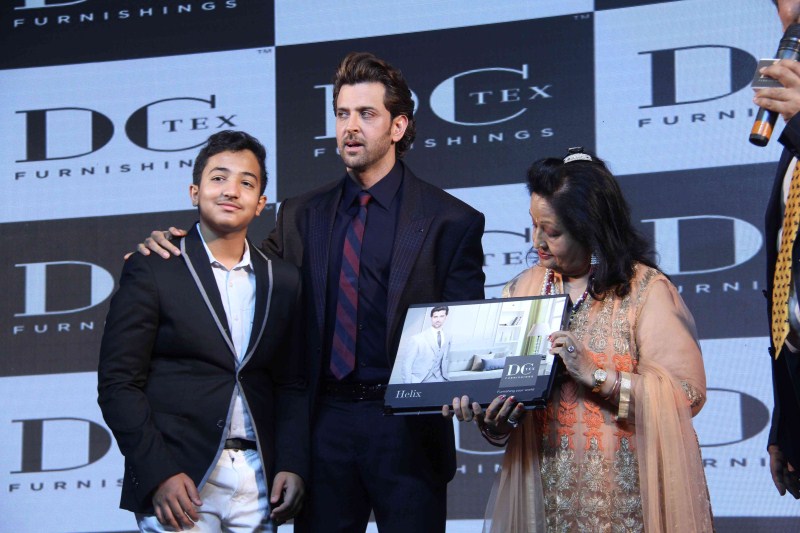 Bollywood actor Hrithik Roshan and Rohit Roy at the Launch Of Dctex Furnishing's 'Dream Runner' Collection. Hrithik Roshan,actor Hrithik Roshan,Rohit Roy,Dctex new furnish,Hrithik Roshan launches Dctex new furnish,Dream Runner