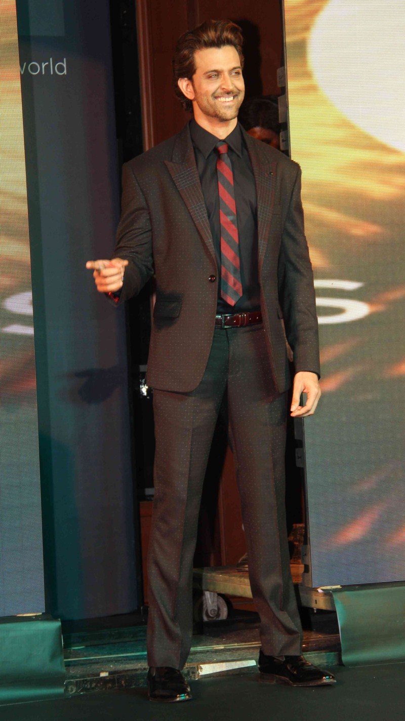 Bollywood actor Hrithik Roshan and Rohit Roy at the Launch Of Dctex Furnishing's 'Dream Runner' Collection. Hrithik Roshan,actor Hrithik Roshan,Rohit Roy,Dctex new furnish,Hrithik Roshan launches Dctex new furnish,Dream Runner
