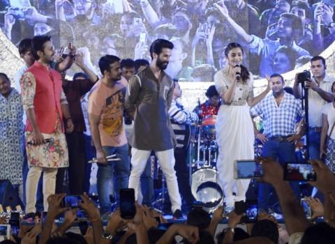Shahid Kapoor and Alia Bhatt attended the Ghatkopar Dandia today, where Falguni was also performing. Their Movie Shaandaar releases on 22nd October Thursday, and they visited the Dandia and Garbha event to promote their movie.