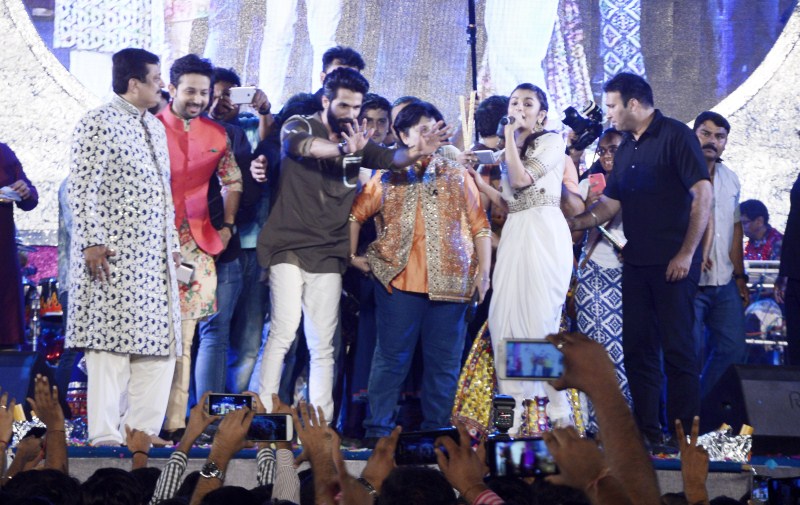Shahid Kapoor and Alia Bhatt attended the Ghatkopar Dandia today, where Falguni was also performing. Their Movie Shaandaar releases on 22nd October Thursday, and they visited the Dandia and Garbha event to promote their movie. Shahid Kapoor and Alia Bhatt,Shahid Kapoor,Alia Bhatt,Shaandaar,Dandia,Garbha,Shaandaar movie promotion