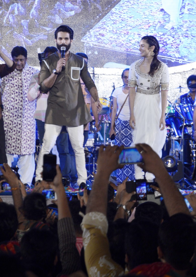 Shahid Kapoor and Alia Bhatt attended the Ghatkopar Dandia today, where Falguni was also performing. Their Movie Shaandaar releases on 22nd October Thursday, and they visited the Dandia and Garbha event to promote their movie. Shahid Kapoor and Alia Bhatt,Shahid Kapoor,Alia Bhatt,Shaandaar,Dandia,Garbha,Shaandaar movie promotion