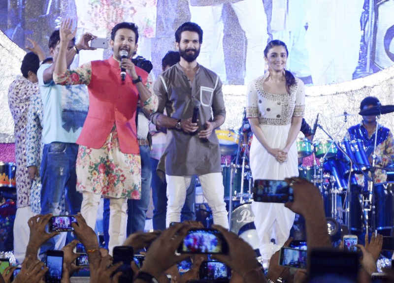 Shahid Kapoor and Alia Bhatt attended the Ghatkopar Dandia today, where Falguni was also performing. Their Movie Shaandaar releases on 22nd October Thursday, and they visited the Dandia and Garbha event to promote their movie. Shahid Kapoor and Alia Bhatt,Shahid Kapoor,Alia Bhatt,Shaandaar,Dandia,Garbha,Shaandaar movie promotion