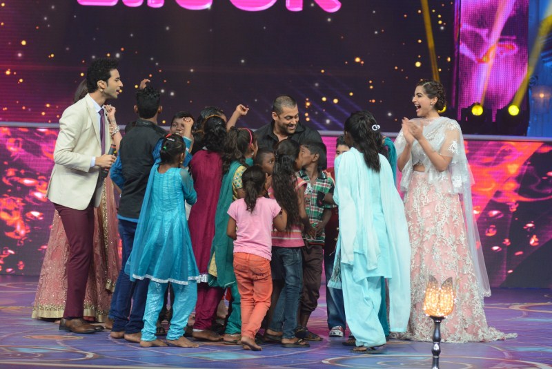 Prem Ratan Dhan Payo, Sonam Kapoor and Salman Khan made a special appearance on the sets of Prem Ki Dilwali for promoting their upcoming family drama film at the Life OK channel which will air soon on the Television. Salman Khan,Sonam Kapoor,Elli Avram,Prem Rata Dhan Payo Promotions on Life OK Channel,Prem Rata Dhan Payo Promotions,Prem Rata Dhan Payo movie Promotions