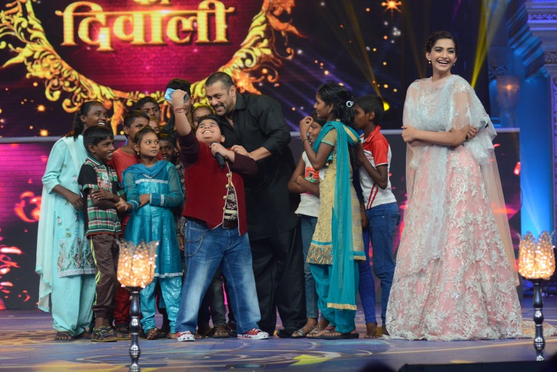 Prem Ratan Dhan Payo, Sonam Kapoor and Salman Khan made a special appearance on the sets of Prem Ki Dilwali for promoting their upcoming family drama film at the Life OK channel which will air soon on the Television. Salman Khan,Sonam Kapoor,Elli Avram,Prem Rata Dhan Payo Promotions on Life OK Channel,Prem Rata Dhan Payo Promotions,Prem Rata Dhan Payo movie Promotions