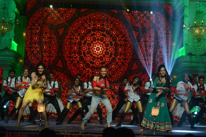 Prem Ratan Dhan Payo, Sonam Kapoor and Salman Khan made a special appearance on the sets of Prem Ki Dilwali for promoting their upcoming family drama film at the Life OK channel which will air soon on the Television. Salman Khan,Sonam Kapoor,Elli Avram,Prem Rata Dhan Payo Promotions on Life OK Channel,Prem Rata Dhan Payo Promotions,Prem Rata Dhan Payo movie Promotions